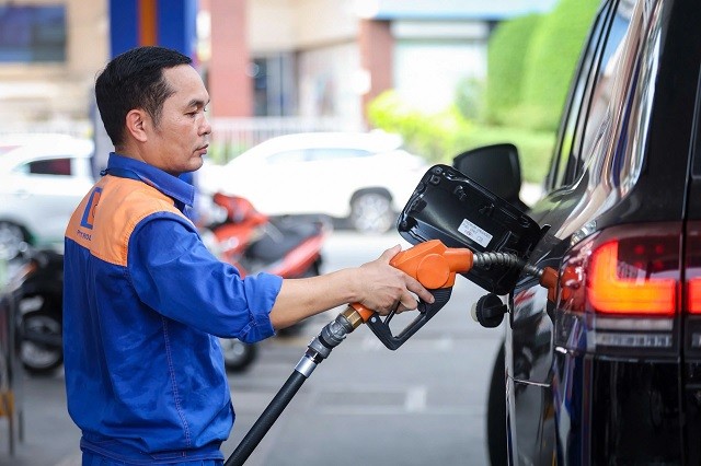 Tin n&oacute;ng gi&aacute; xăng dầu trưa 22/4: Dầu diesel giảm gi&aacute; cực mạnh, xăng RON 92 v&agrave; RON 95 &lsquo;b&aacute;n như biếu&rsquo; ảnh 1
