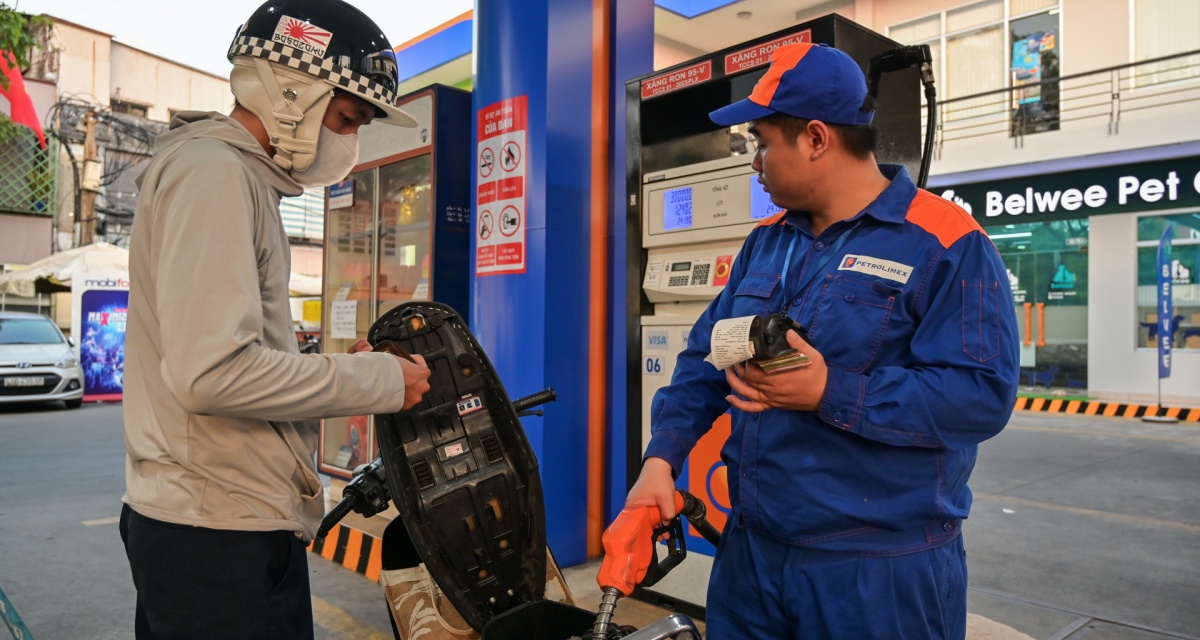 Gi&aacute; xăng dầu h&ocirc;m nay (chiều 23/4) lao dốc, dầu diesel hạ 1.159 đồng/l&iacute;t, lộ diện nguồn \'dầu mỏ\' mới của Việt Nam