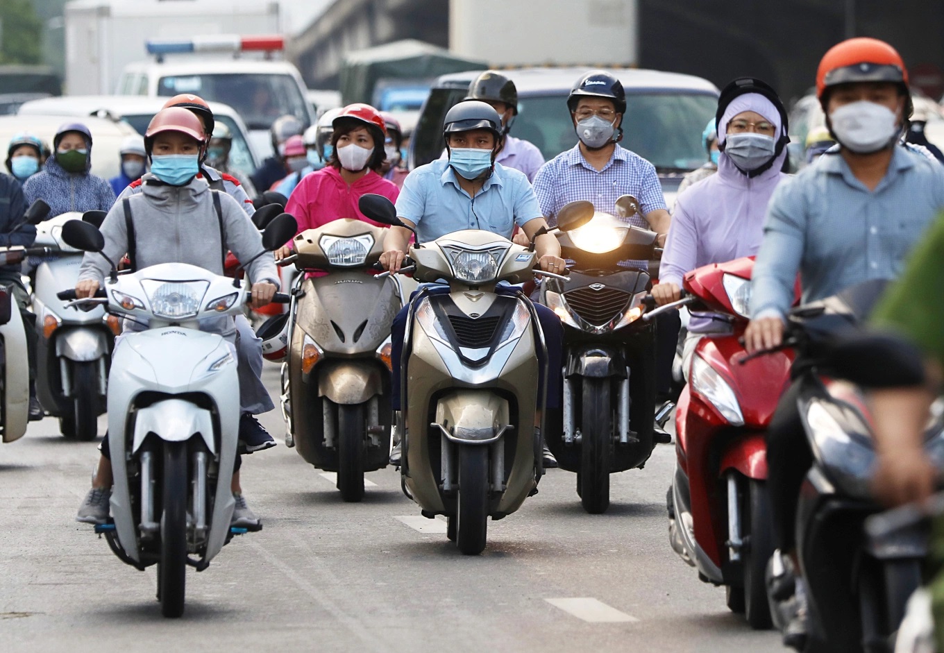 Điều g&igrave; sẽ xảy ra khi xe m&aacute;y xăng bị &lsquo;chặn cửa&rsquo; phố cổ H&agrave; Nội?