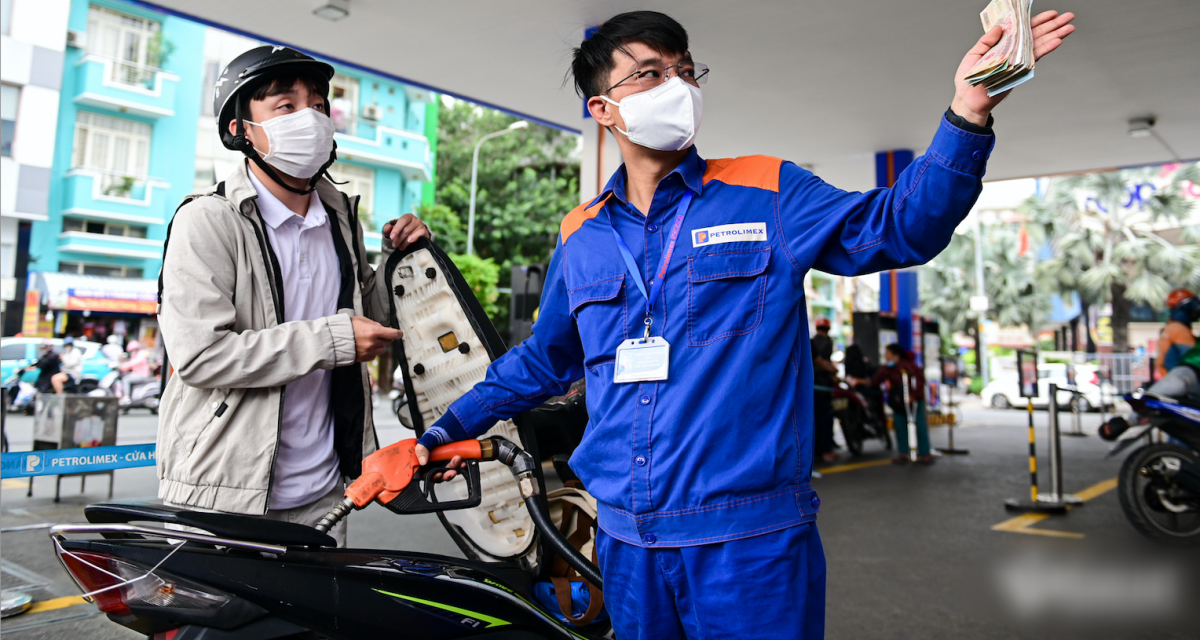 Gi&aacute; xăng dầu h&ocirc;m nay (tối 23/4): RON95 giảm từ đỉnh, dầu diesel giảm hơn 18.000 đồng, Bộ C&ocirc;ng Thương c&ocirc;ng bố nguy&ecirc;n nh&acirc;n
