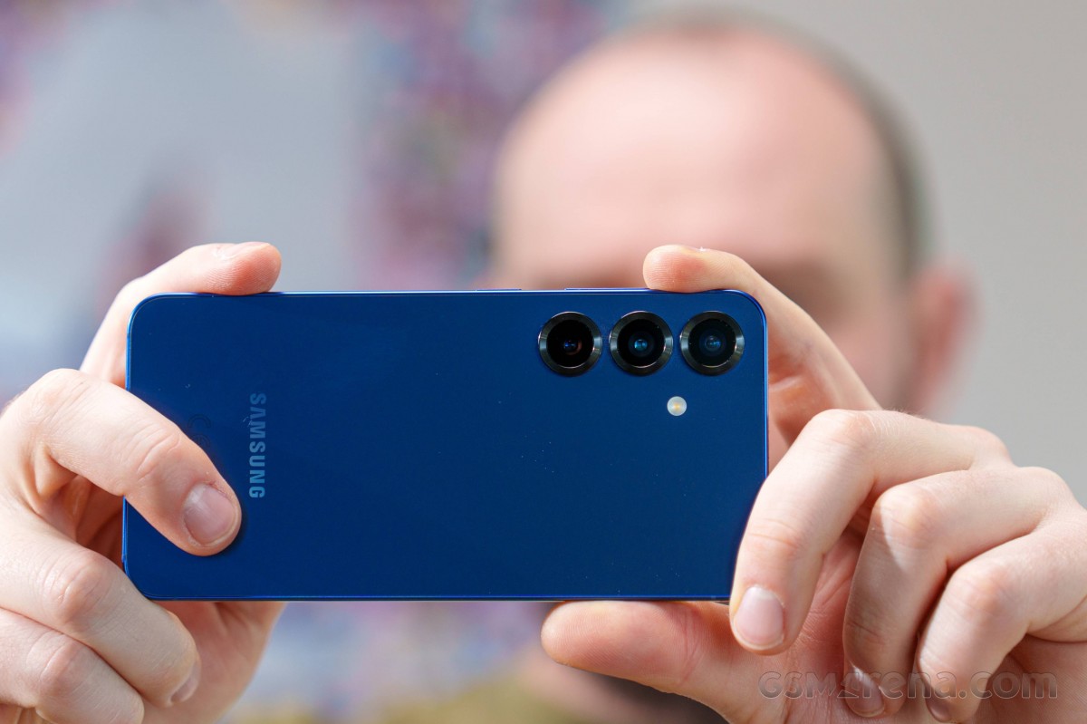 Gi&aacute; Galaxy S25 cuối th&aacute;ng 4: Rẻ hơn gi&aacute; v&agrave;ng, chưa bằng 1/2 gi&aacute; iPhone 17 Pro Max ăn đứt iPhone 17e