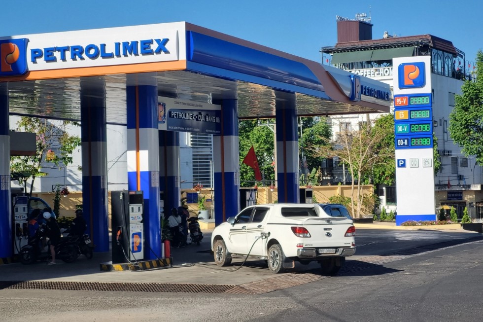 Gi&aacute; xăng dầu trưa nay 23/4: Dầu diesel, xăng RON 92 v&agrave; RON 95 \'rẻ như rau\', gi&aacute; đầy b&igrave;nh &ocirc; t&ocirc; Mazda