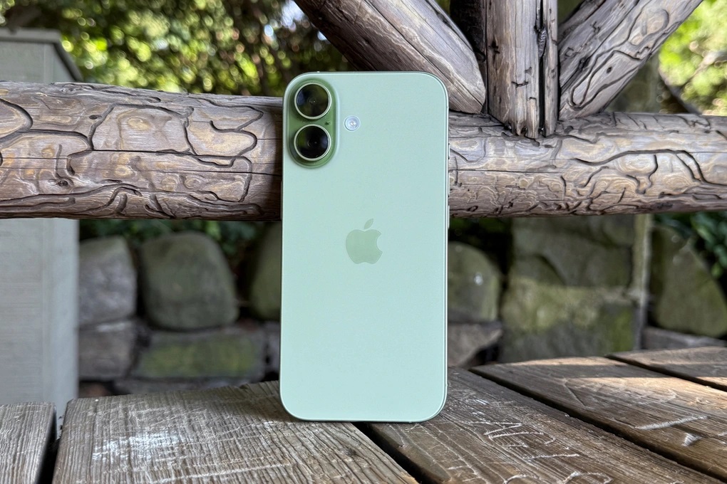 Tin n&oacute;ng xăng dầu 23/4: Gi&aacute; dầu thế giới leo l&ecirc;n 100 USD/th&ugrave;ng iPhone 18 buộc phải d&ugrave;ng c&ocirc;ng nghệ cũ