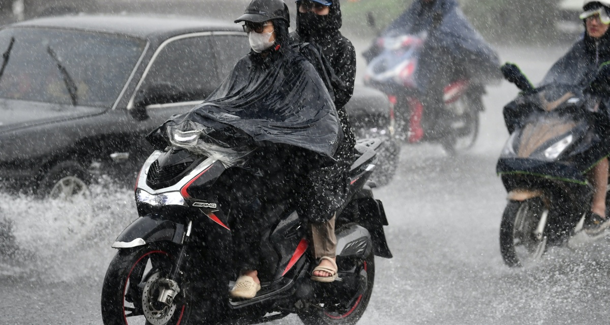 Miền Bắc đ&oacute;n kh&ocirc;ng kh&iacute; lạnh k&egrave;m mưa gi&ocirc;ng nhiều đợt, H&agrave; Nội chịu ảnh hưởng, diễn biến thời tiết từ nay đến 30/4?