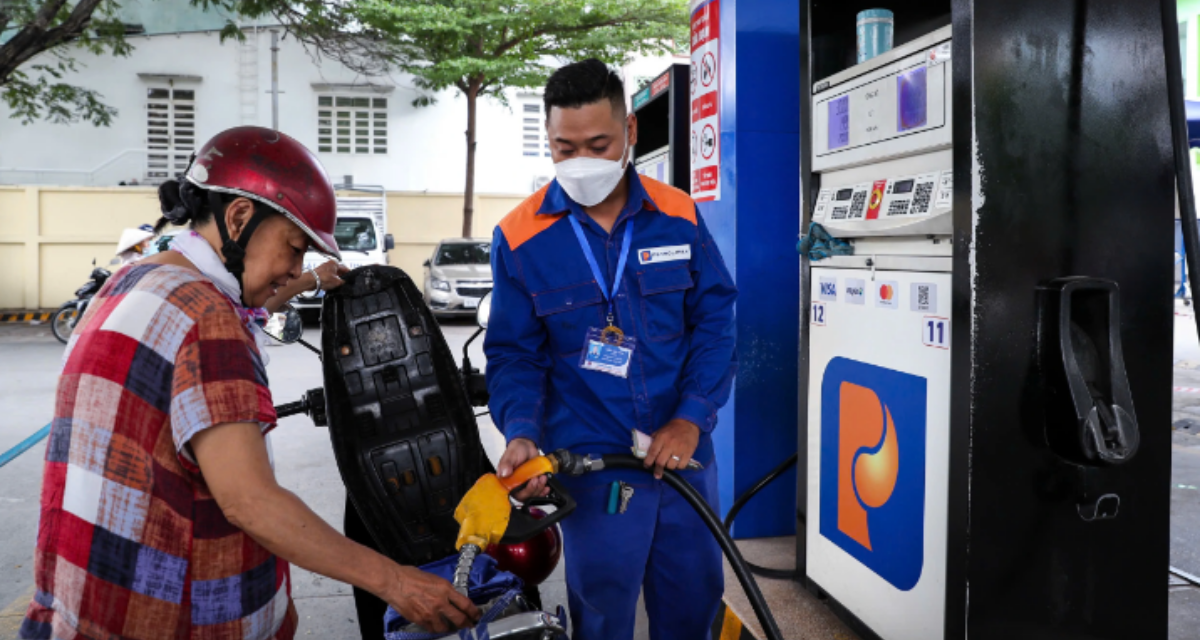 Gi&aacute; xăng dầu h&ocirc;m nay 23/4: Dầu diesel hạ gần 17.000 đồng/l&iacute;t, &aacute;p dụng ch&iacute;nh s&aacute;ch thuế mới với xăng dầu