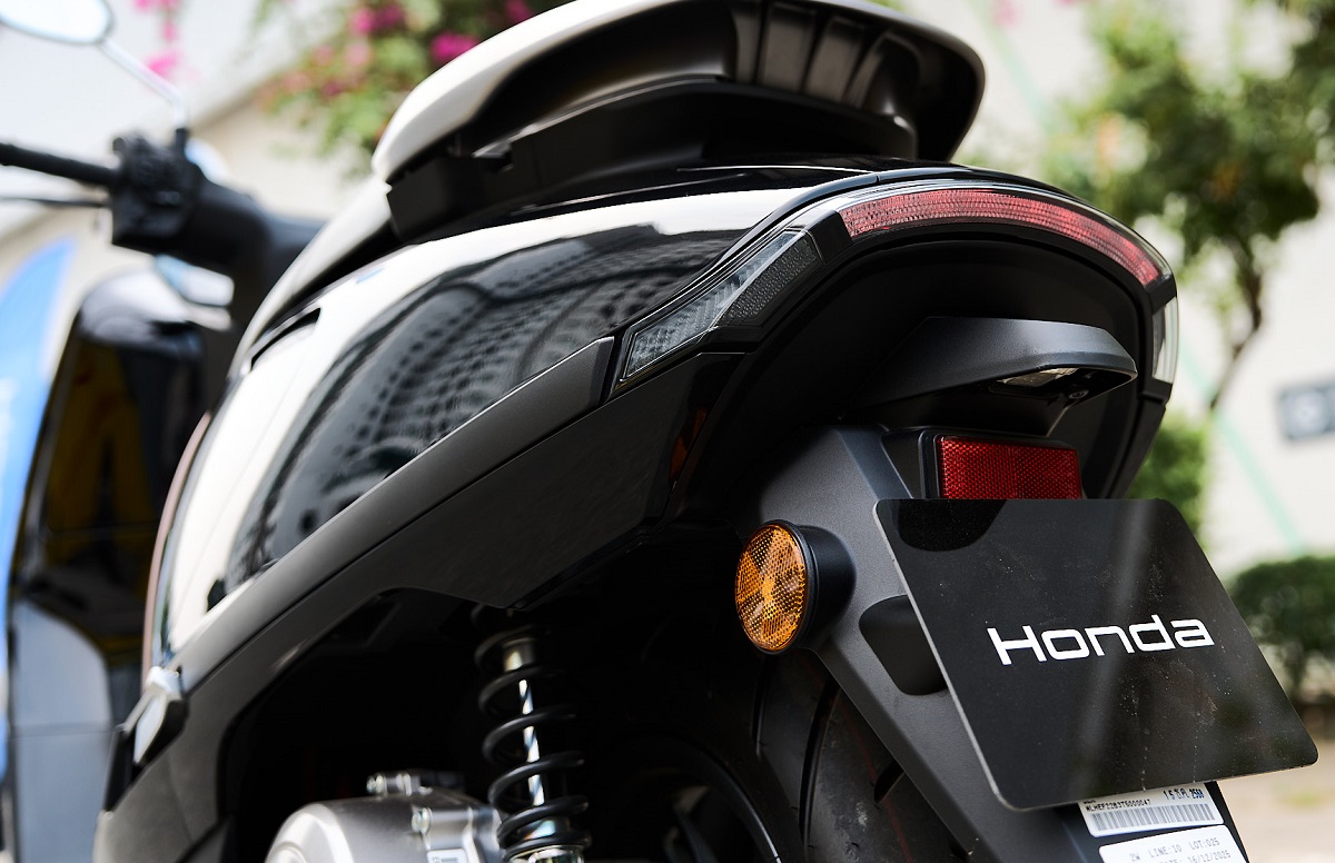 Gi&aacute; xăng dầu chiều nay 24/4: RON95 giảm kh&ocirc;ng phanh, Honda liền c&ocirc;ng bố xe m&aacute;y mới kh&ocirc;ng cần đổ xăng