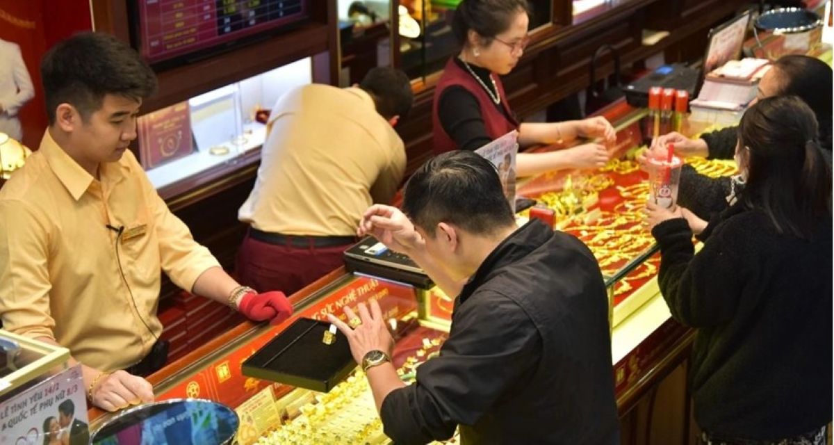 Gi&aacute; v&agrave;ng h&ocirc;m nay 24/4: V&agrave;ng nhẫn 9999 \'chạm đ&aacute;y\', cảnh b&aacute;o n&oacute;ng \'đừng lướt s&oacute;ng kẻo trả gi&aacute; đắt\'