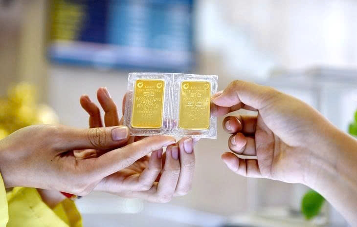 Gi&aacute; v&agrave;ng h&ocirc;m nay tối 24/4: V&agrave;ng nhẫn 9999 v&agrave; v&agrave;ng miếng SJC đều giảm mạnh, iPhone 12 chưa bằng 1 chỉ