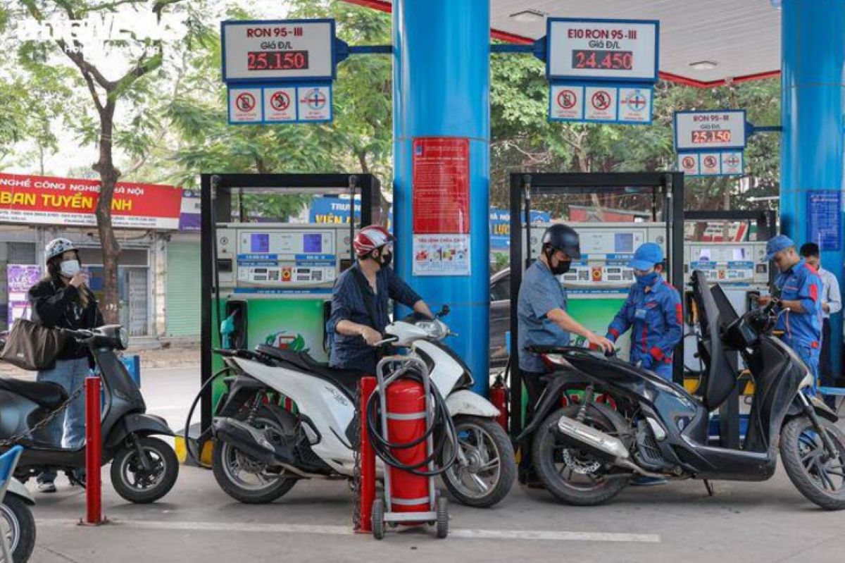 Gi&aacute; xăng dầu h&ocirc;m nay 24/4: Dầu thế giới vượt ngưỡng 100 USD/th&ugrave;ng, trong nước giảm s&acirc;u bất ngờ