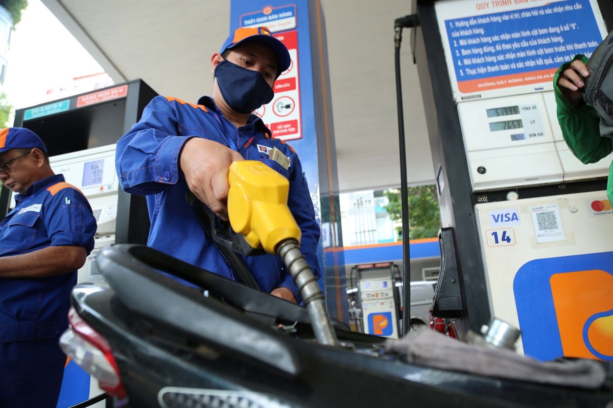 Gi&aacute; xăng dầu s&aacute;ng nay 25/4: RON92, RON95 giảm cực mạnh, bảng gi&aacute; đầy b&igrave;nh xe m&aacute;y Suzuki tại Việt Nam