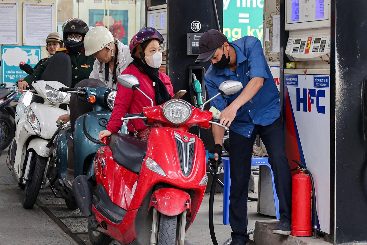 Gi&aacute; xăng dầu s&aacute;ng nay 25/4: RON92, RON95 tụt dốc mạnh, bảng gi&aacute; đầy b&igrave;nh xe m&aacute;y Yamaha tại Việt Nam