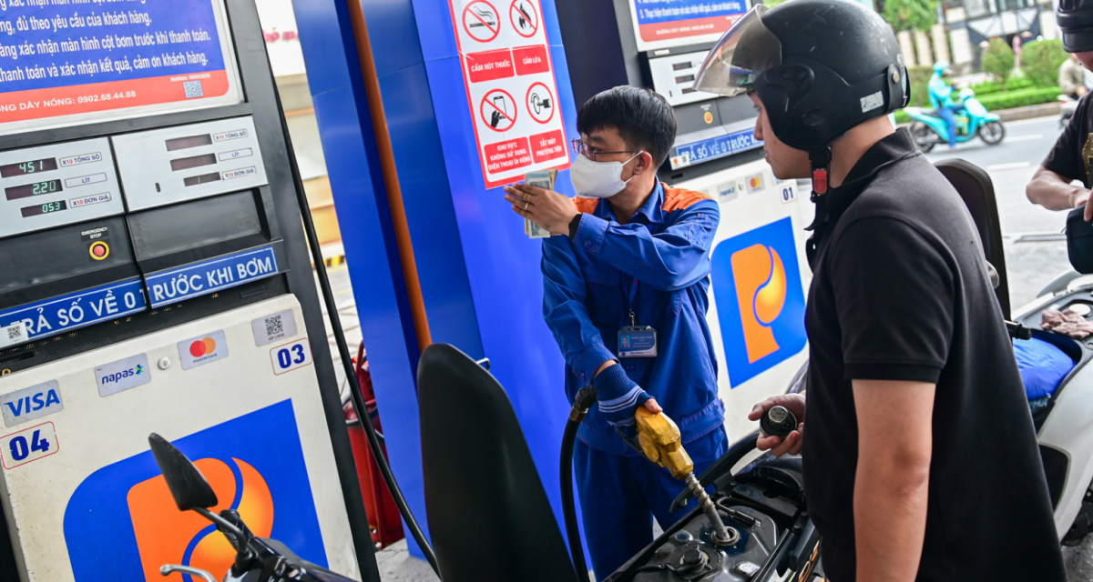 Gi&aacute; xăng dầu h&ocirc;m nay 24/4: Hạ 8.280-18.091 đồng/l&iacute;t từ đỉnh, ch&ecirc;nh lệch khu vực lộ diện, nguồn cung trong nước ra sao?