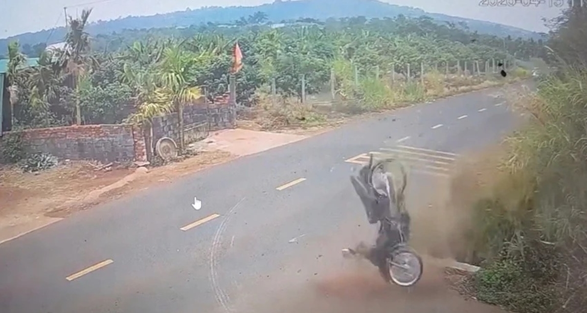 Th&ecirc;m t&igrave;nh tiết đ&aacute;ng ch&uacute; &yacute; vụ nam sinh Đắk Lắk lao xuống mương tử vong, cựu Thiếu t&aacute; CSGT bị khởi tố