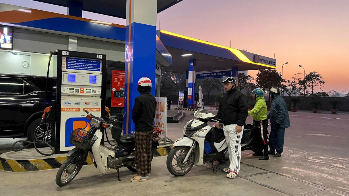 Gi&aacute; xăng dầu Petrolimex chiều nay 25/4: RON 92 v&agrave; RON 95 &lsquo;giảm kịch khung&rsquo;, gi&aacute; &lsquo;đầy b&igrave;nh&rsquo; xe ga 125cc phổ biến