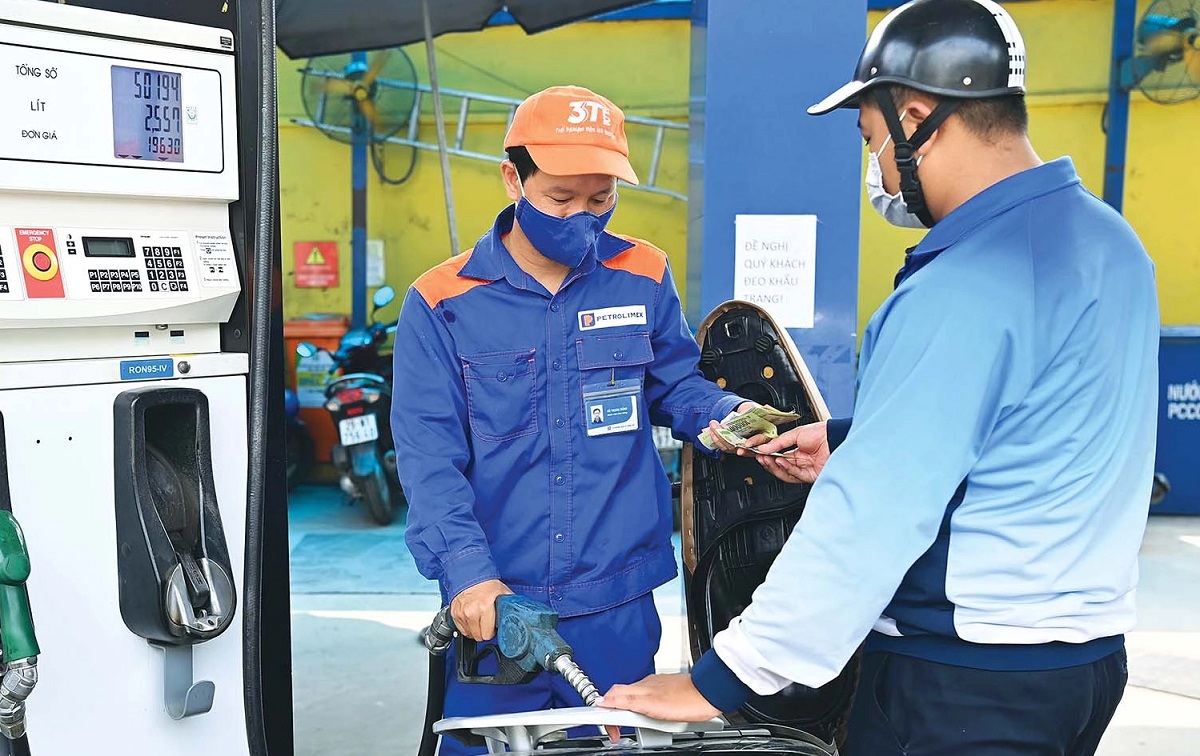 Gi&aacute; xăng dầu s&aacute;ng nay 26/4: RON92 v&agrave; RON95 \'rớt gi&aacute; thảm\', bảng gi&aacute; đầy b&igrave;nh xe m&aacute;y Piaggio v&agrave; Vespa