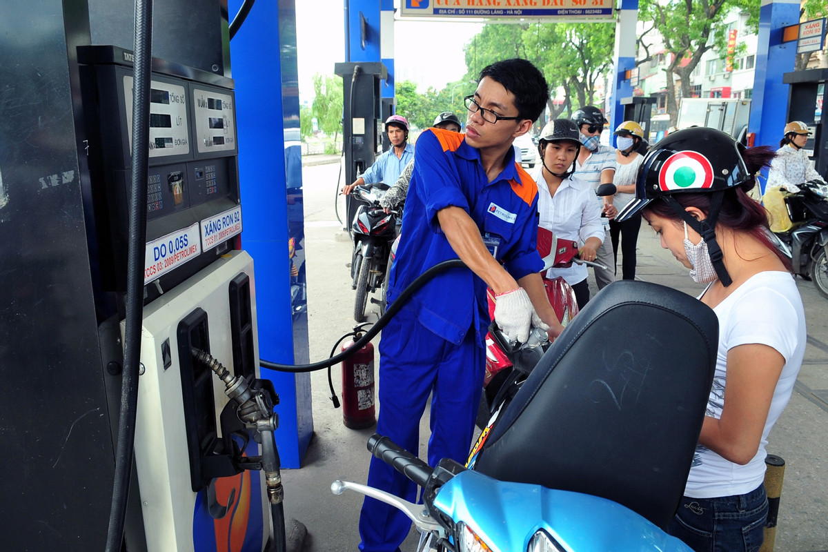 Bảng gi&aacute; xăng dầu s&aacute;ng nay 27/4: RON92, RON95 \'rẻ muốn xỉu\', gi&aacute; đầy b&igrave;nh xe m&aacute;y Yamaha tại Việt Nam