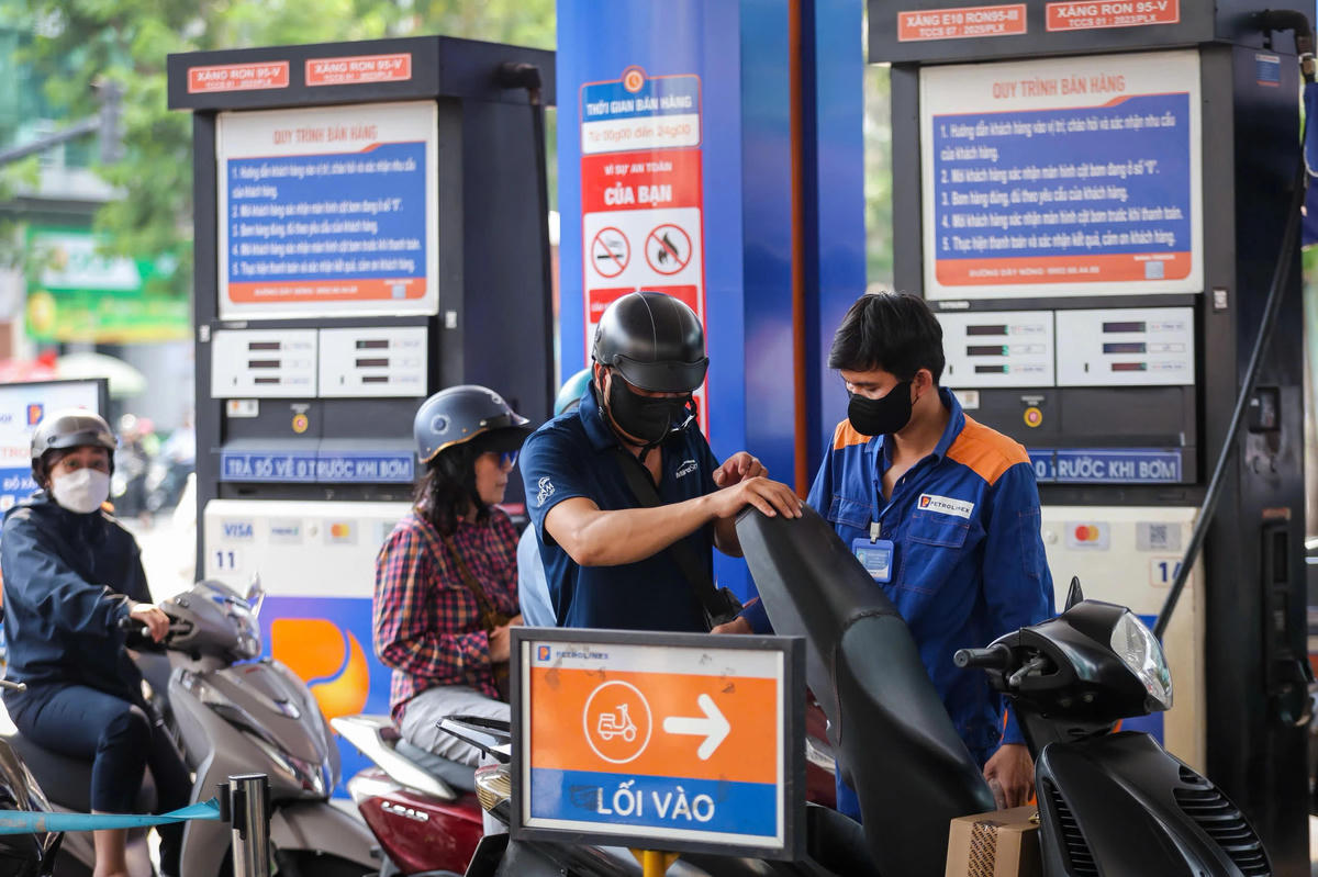 Bảng gi&aacute; xăng dầu s&aacute;ng nay 27/4: RON92, RON95 giảm xuống đ&aacute;y, gi&aacute; đầy b&igrave;nh xe m&aacute;y Honda tại Việt Nam