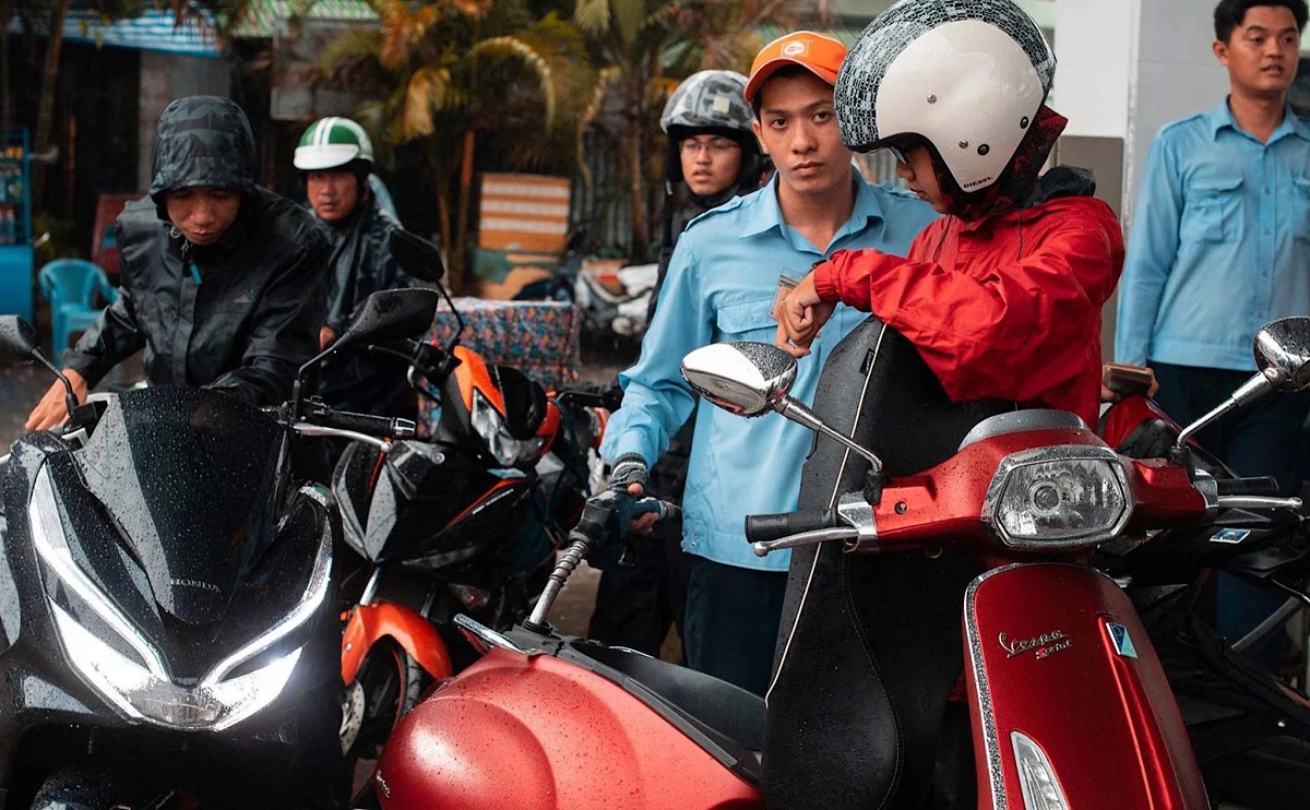 Bảng gi&aacute; xăng dầu s&aacute;ng nay 27/4: RON92, RON95 ch&iacute;nh thức \'về bờ\', gi&aacute; đầy b&igrave;nh xe m&aacute;y Piaggio v&agrave; Vespa