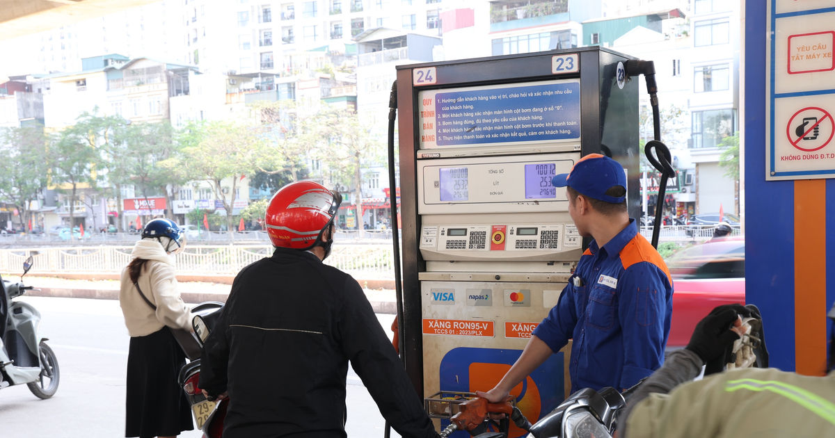 Tin &lsquo;n&oacute;ng&rsquo; gi&aacute; xăng dầu Petrolimex h&ocirc;m nay 27/4: xăng RON 92 v&agrave; RON 95 &lsquo;thủng đ&aacute;y&rsquo;, gi&aacute; &lsquo;đầy b&igrave;nh&rsquo; xe ga 150cc v&agrave; 160cc