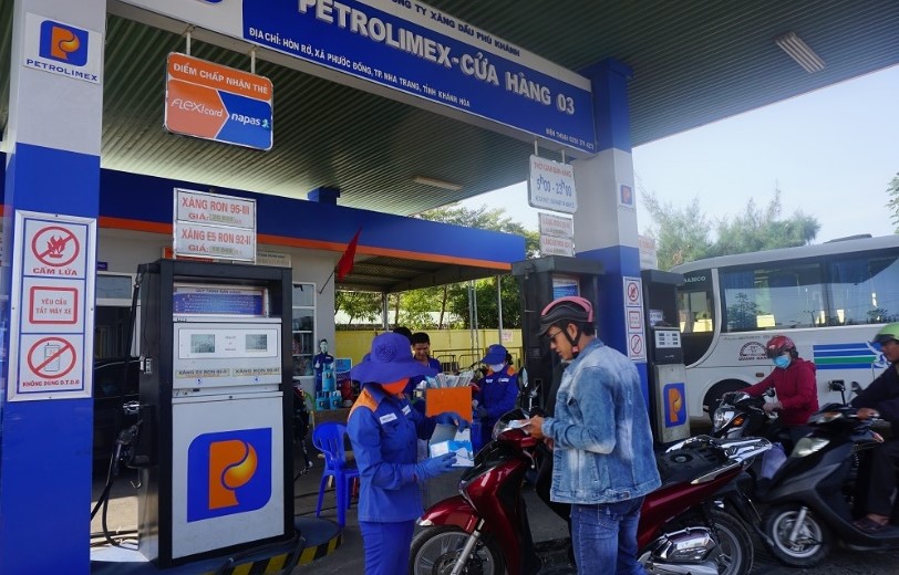 Bảng gi&aacute; xăng dầu chiều 28/4: Xăng Ron 92 &lsquo;rẻ b&egrave;o&rsquo;, RON 95 &lsquo;b&aacute;n như biếu&rsquo;, gi&aacute; &lsquo;đầy b&igrave;nh&rsquo; c&aacute;c mẫu xe số tại Việt Nam