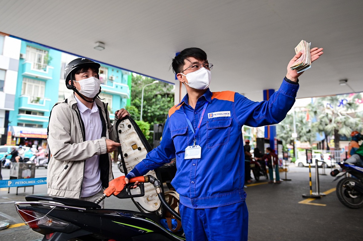 Gi&aacute; xăng dầu chiều nay 28/4: RON92, RON95 đ&atilde; chạm đ&aacute;y, kịch bản kh&ocirc;ng vui cho kỳ điều h&agrave;nh ng&agrave;y mai?