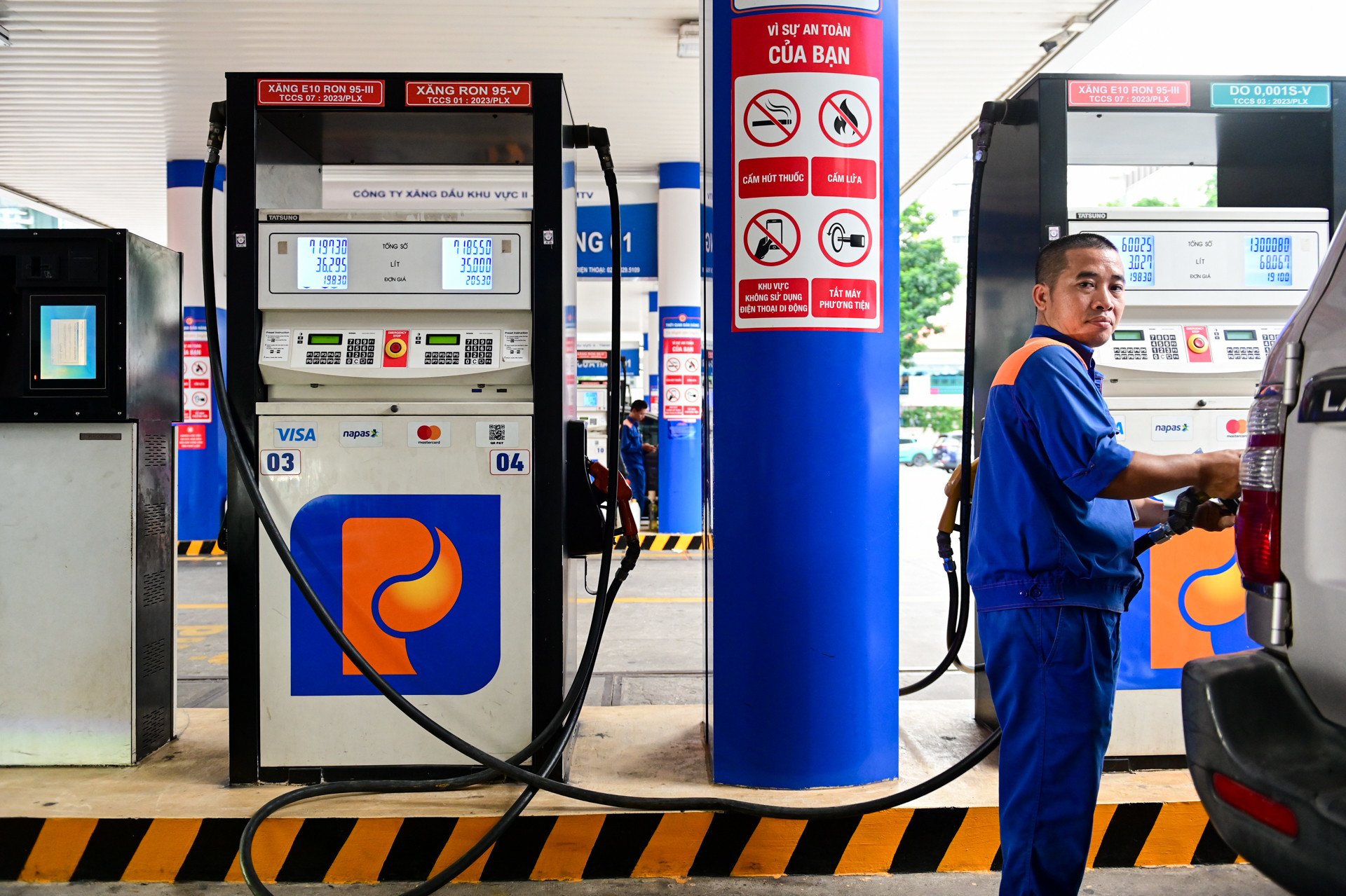 Gi&aacute; xăng dầu h&ocirc;m nay 29/4: Dầu diesel giảm &lsquo;sập s&agrave;n&rsquo;, xăng RON 92 v&agrave; RON 95 &lsquo;rẻ hết nấc&rsquo;, gi&aacute; lăn b&aacute;nh VinFast VF 5 mềm