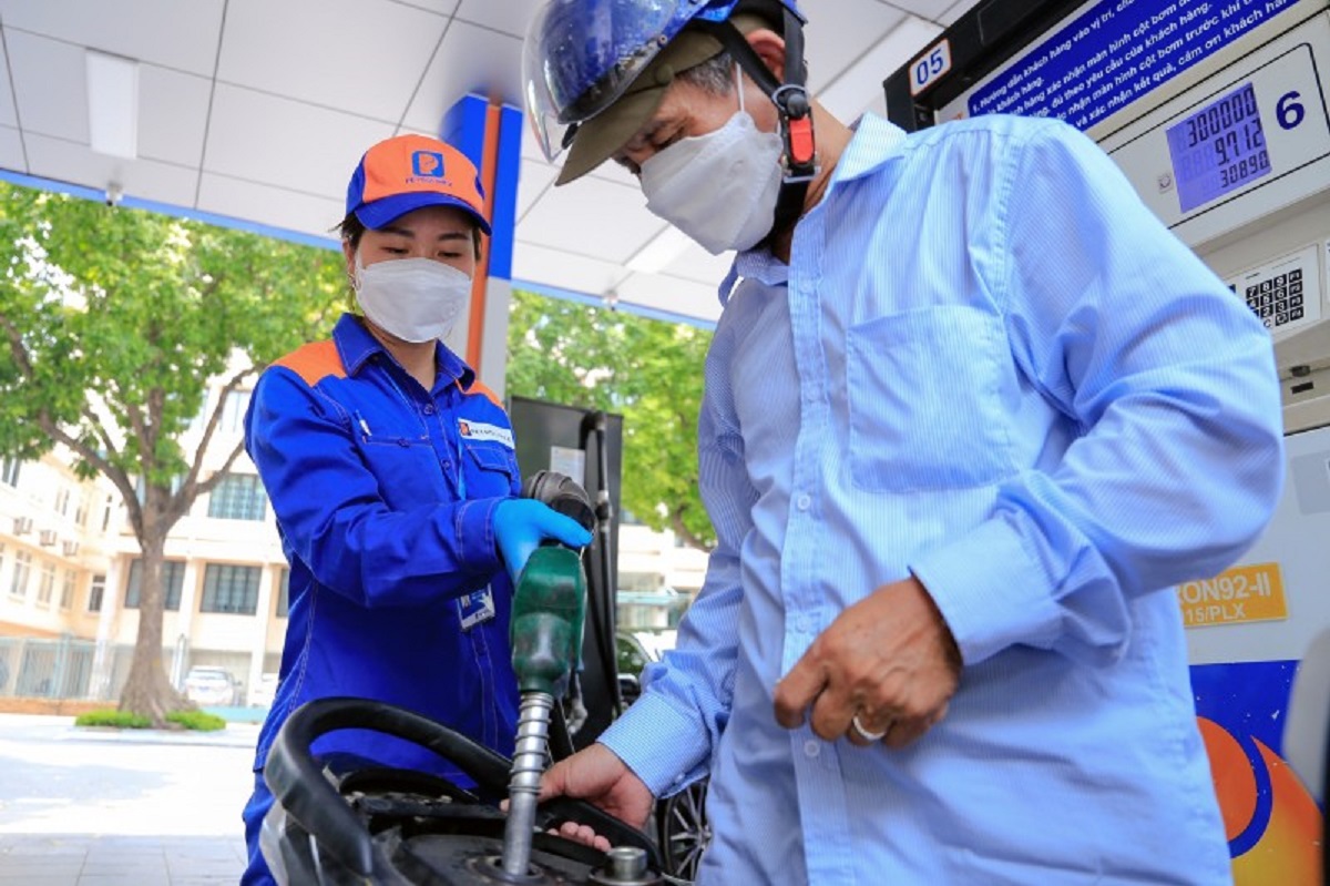 Bảng gi&aacute; xăng dầu s&aacute;ng nay 28/4: RON92, RON95 giảm kịch s&agrave;n, gi&aacute; đầy b&igrave;nh xe m&aacute;y Suzuki tại Việt Nam