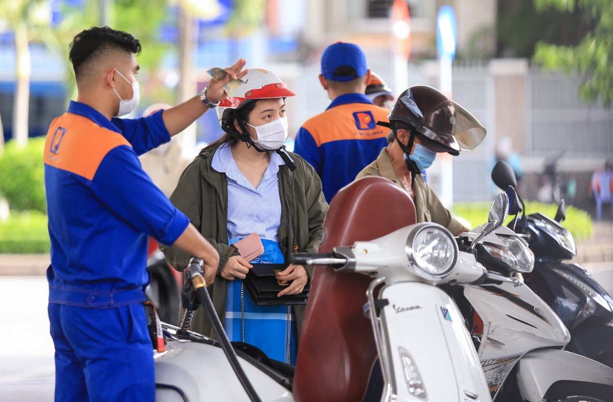 Bảng gi&aacute; xăng dầu s&aacute;ng nay 28/4: RON95 đ&atilde; ch&iacute;nh thức \'ph&aacute; đ&aacute;y\', gi&aacute; đầy b&igrave;nh xe m&aacute;y Piaggio v&agrave; Vespa
