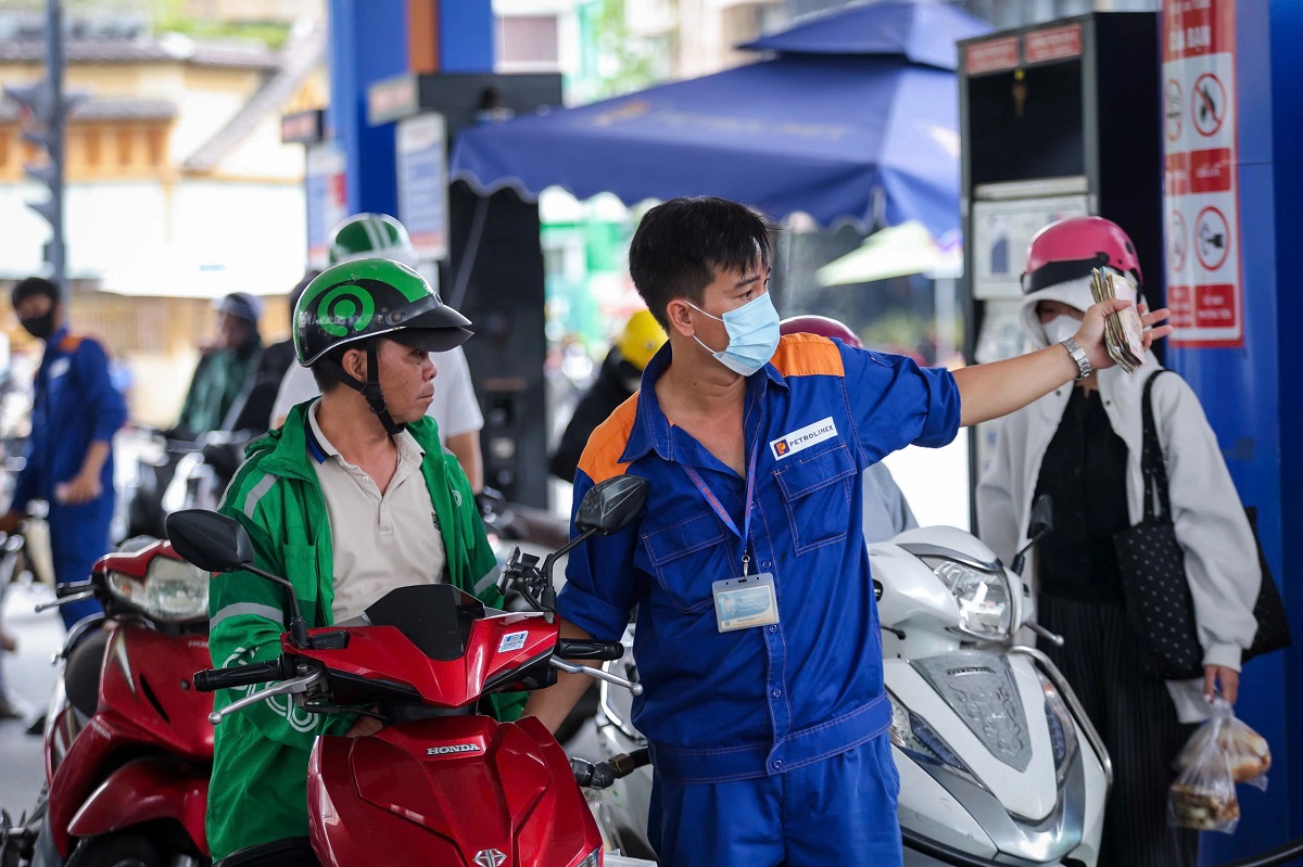 Bảng gi&aacute; xăng dầu s&aacute;ng nay 28/4: RON92, RON95 giảm mất phanh, gi&aacute; đầy b&igrave;nh xe m&aacute;y Honda tại Việt Nam