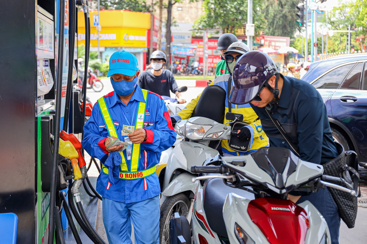 Bảng gi&aacute; xăng dầu s&aacute;ng nay 29/4: RON92, RON95 giảm kịch đ&aacute;y, gi&aacute; đầy b&igrave;nh xe m&aacute;y Honda tại Việt Nam