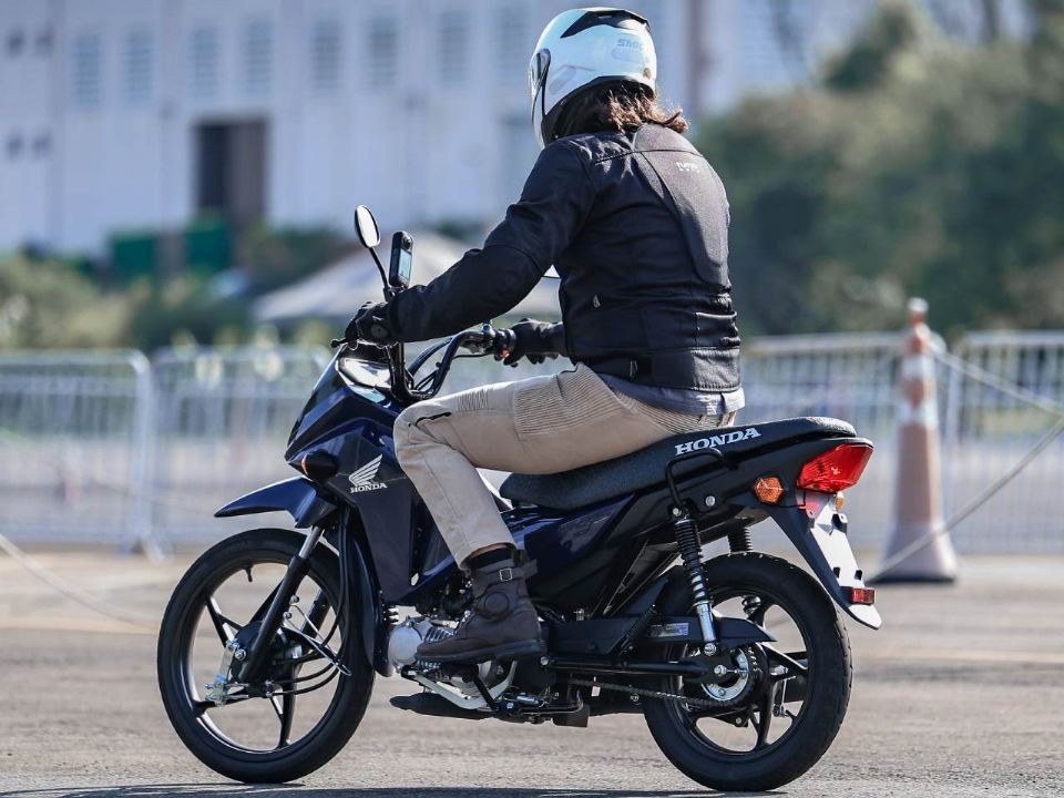 Honda ch&iacute;nh thức ra mắt &lsquo;xe số quốc d&acirc;n&rsquo; 110cc gi&aacute; rẻ mới, thiết kế 'n&eacute;t' hơn Future, trang bị &aacute;t v&iacute;a Wave Alpha v&agrave; RSX ảnh 4