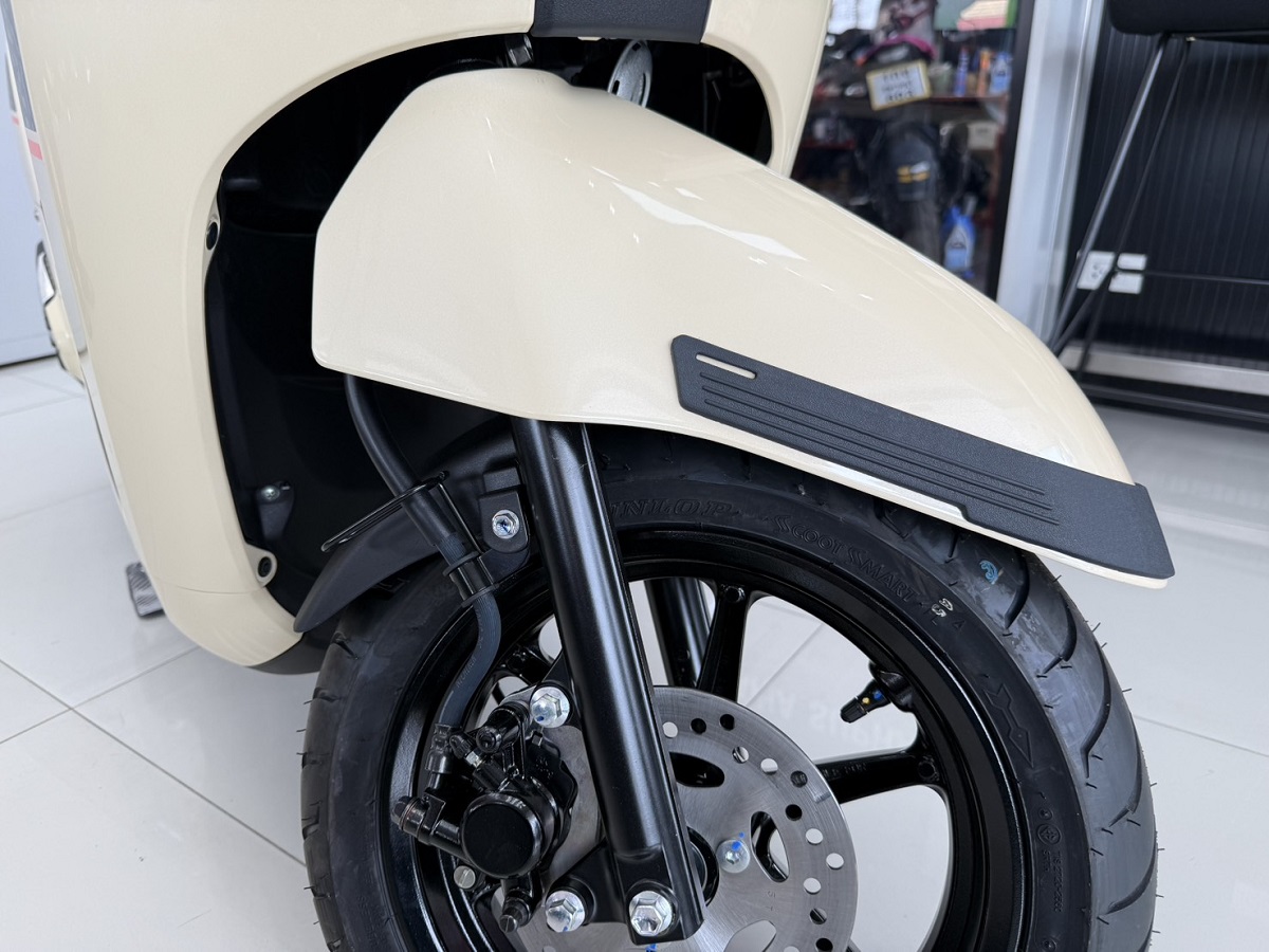 Gi&aacute; xăng dầu trưa nay 29/4: RON 95 \'rẻ sập s&agrave;n\', Yamaha liền tung xe ga mới đổ được cả xăng E10 v&agrave; E20