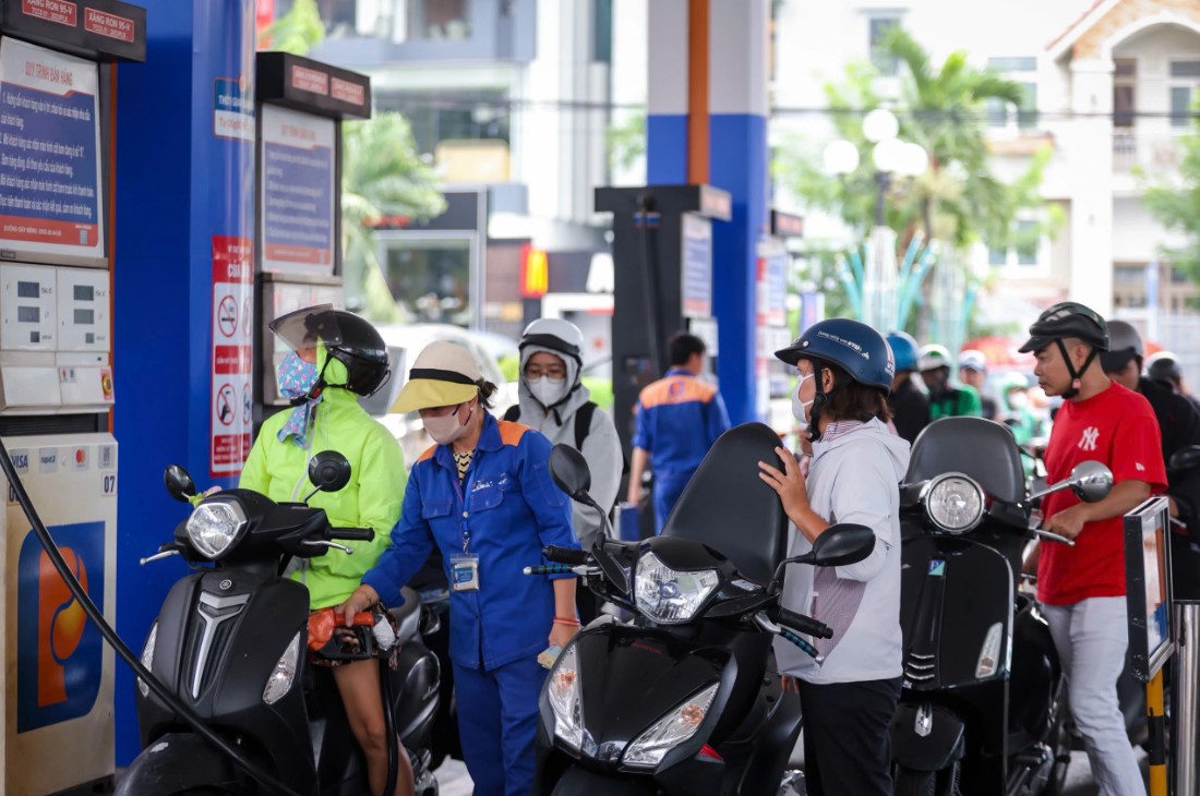 Gi&aacute; xăng dầu điều chỉnh chiều h&ocirc;m nay 29/4: Dầu diesel, xăng RON 92 v&agrave; RON 95 c&ugrave;ng tăng mạnh, gi&aacute; đầy b&igrave;nh &ocirc; t&ocirc; Honda