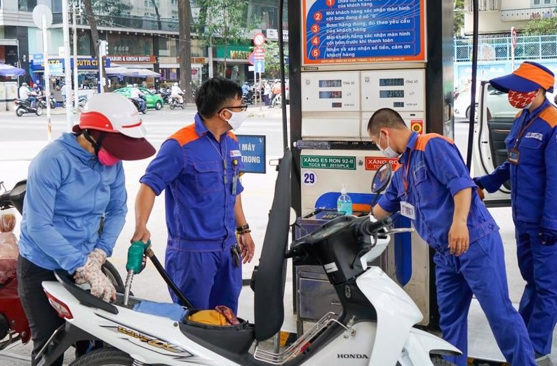 Gi&aacute; xăng dầu h&ocirc;m nay 30/4: Dầu diesel, xăng RON 92 v&agrave; RON 95 đồng loạt thay đổi, bảng gi&aacute; &lsquo;đầy b&igrave;nh&rsquo; c&aacute;c mẫu xe số 