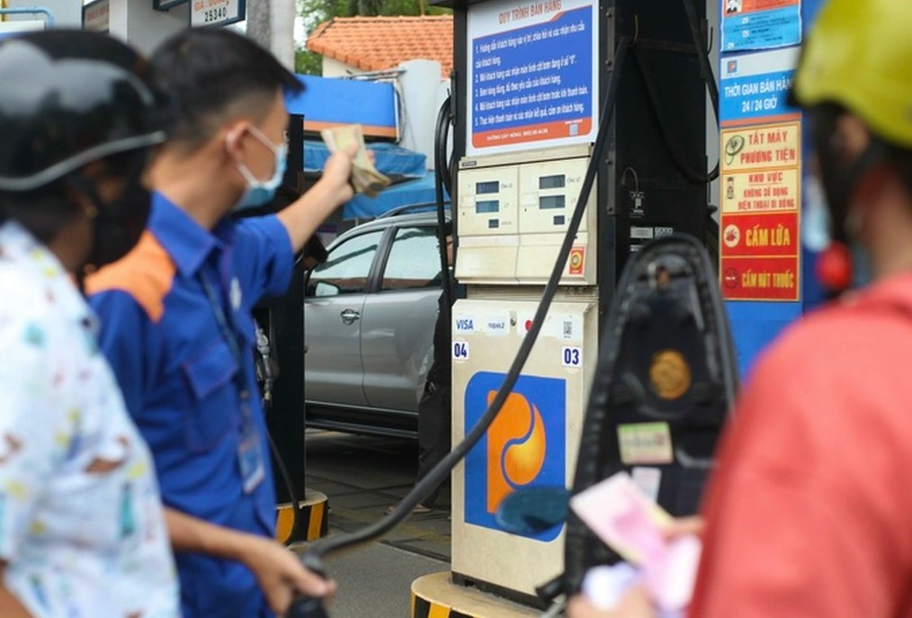 Gi&aacute; xăng dầu s&aacute;ng nay ng&agrave;y 29/4: Dầu diesel, xăng RON 92 v&agrave; RON 95 đồng loạt giảm &lsquo;kịch kim&rsquo;, gi&aacute; lăn b&aacute;nh Kia K5 cực rẻ