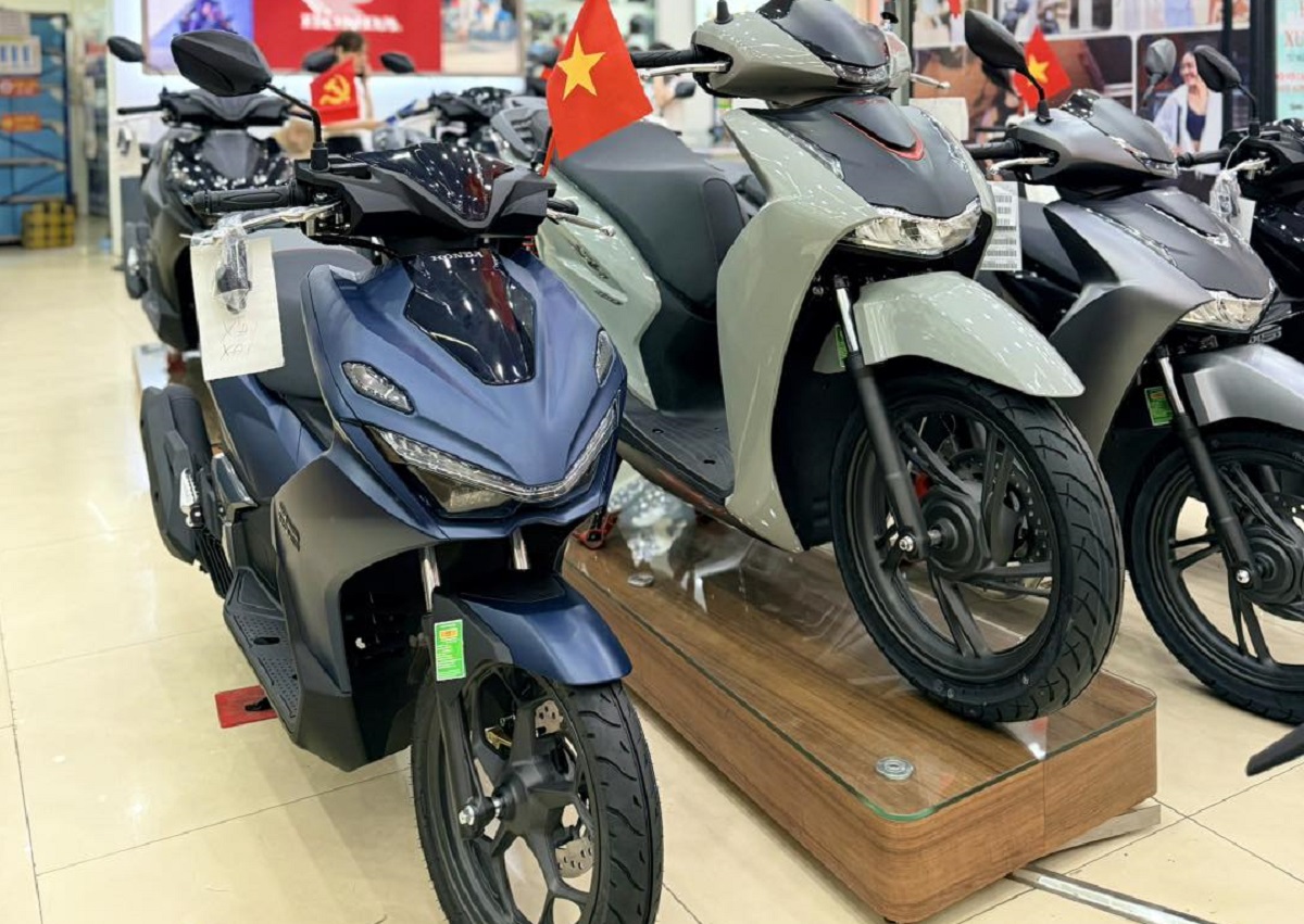 Gi&aacute; xăng dầu h&ocirc;m nay 30/4: Biến động dữ dội, RON95 dưới 24.000 đồng, gi&aacute; xe m&aacute;y Honda tăng hay giảm?