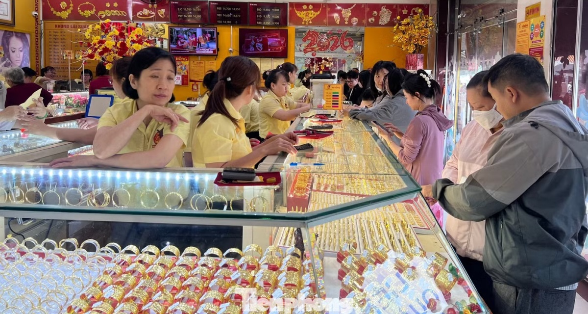 Gi&aacute; v&agrave;ng h&ocirc;m nay 29/4: V&agrave;ng SJC, nhẫn 9999 giảm mạnh trước lễ 30/4, cảnh mua - b&aacute;n xuất hiện t&igrave;nh trạng lạ 