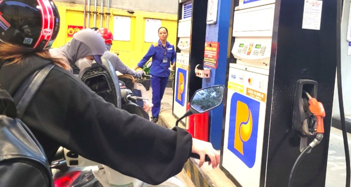 Bộ C&ocirc;ng Thương c&ocirc;ng bố gi&aacute; xăng dầu 29/4, ch&ecirc;nh lệch RON95 v&agrave; dầu diesel với nước l&aacute;ng giềng lộ r&otilde;