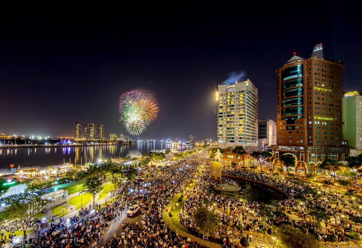 To&agrave;n cảnh lịch bắn ph&aacute;o hoa 30/4 tại TPHCM: Chi tiết 8 địa điểm v&agrave;ng v&agrave; lộ tr&igrave;nh tr&aacute;nh kẹt xe