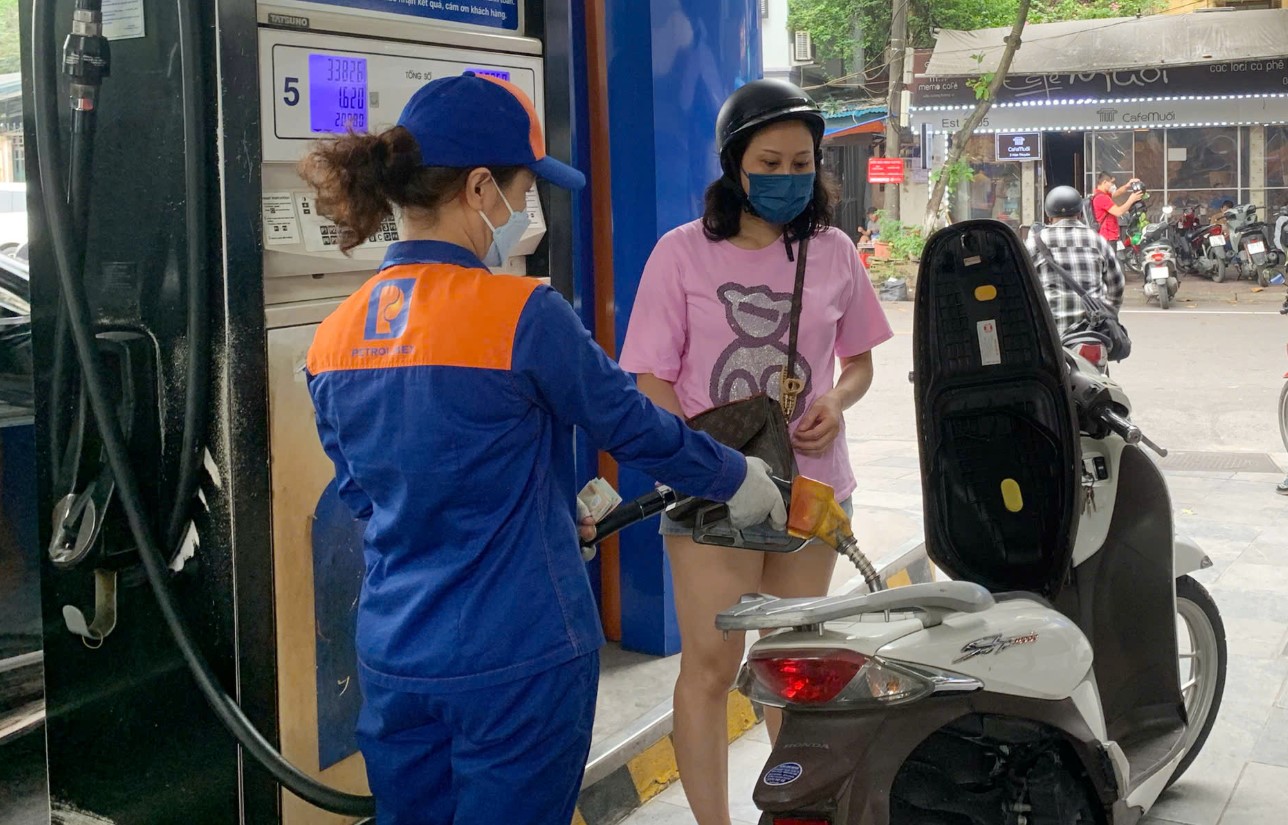 Gi&aacute; xăng dầu chiều 30/4: Xăng RON 95 biến động cực lớn, xe m&aacute;y &lsquo;quốc d&acirc;n&rsquo; mới kh&ocirc;ng cần đổ xăng ra mắt gi&aacute; 24 triệu đồng