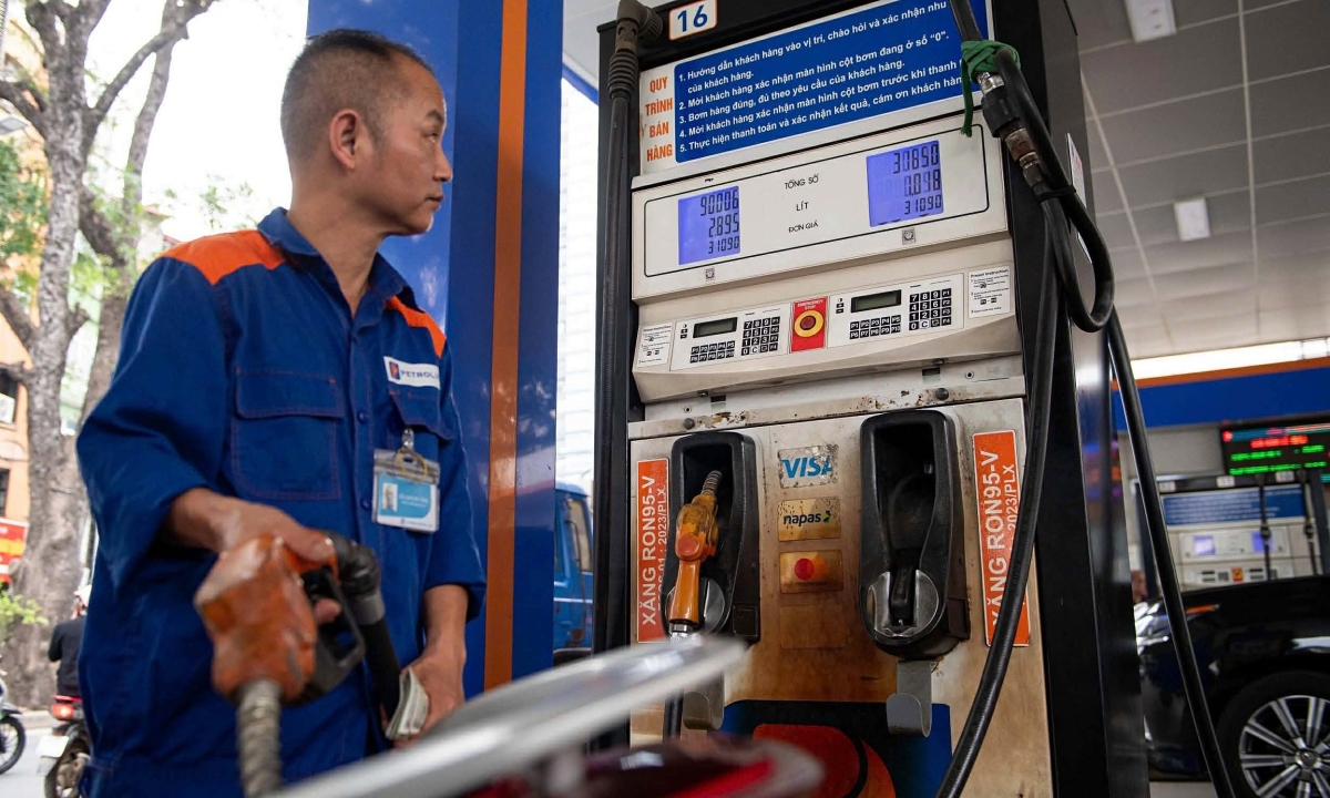 Bảng gi&aacute; xăng dầu s&aacute;ng nay 1/5: RON92, RON95 đang rẻ ra sao? Gi&aacute; đầy b&igrave;nh xe m&aacute;y Suzuki tại Việt Nam