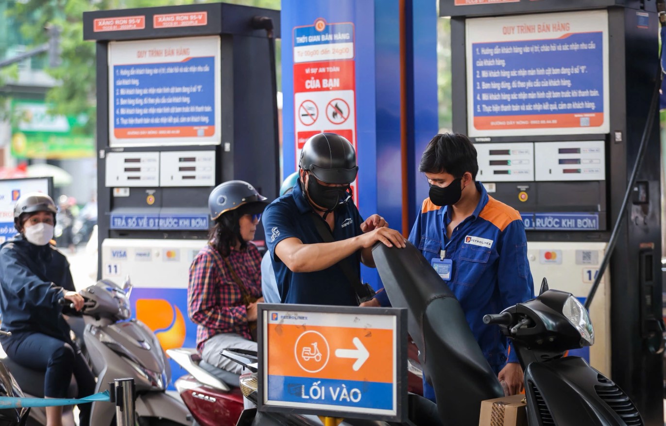Gi&aacute; xăng dầu s&aacute;ng 2/5: Dầu diesel &lsquo;rẻ như cho&rsquo;, xăng RON 92 v&agrave; RON 95 &lsquo;mềm&rsquo;, bảng gi&aacute; &lsquo;đầy b&igrave;nh&rsquo; xe ga 150cc v&agrave; 160cc