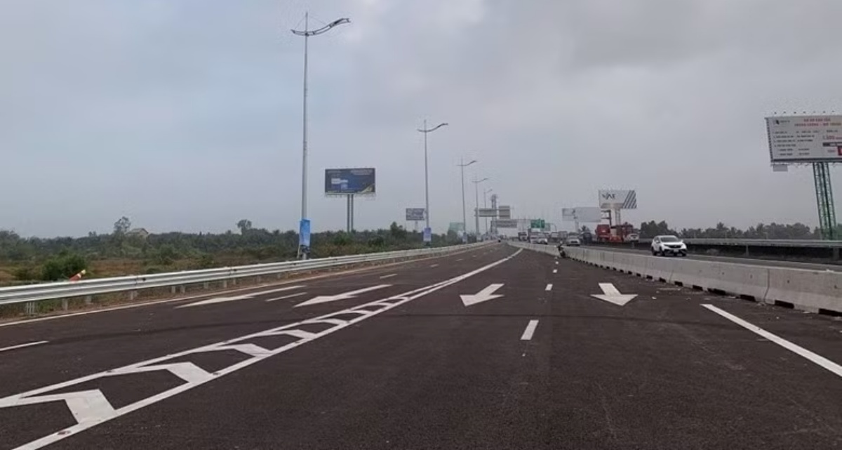 Danh t&iacute;nh t&agrave;i xế bị xe kh&aacute;ch t&ocirc;ng từ ph&iacute;a sau khi dừng xe tr&ecirc;n l&agrave;n khẩn cấp cao tốc để đi vệ sinh