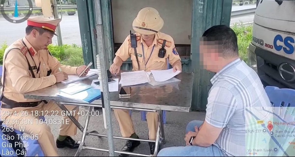 Th&ocirc;ng tin đ&aacute;ng ch&uacute; &yacute; về c&aacute;n bộ x&atilde; ở L&agrave;o Cai bị CSGT xử phạt v&igrave; kh&ocirc;ng c&oacute; bằng vẫn l&aacute;i xe tr&ecirc;n cao tốc