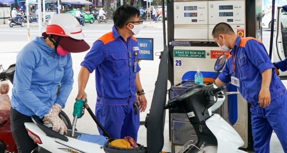 Gi&aacute; xăng dầu h&ocirc;m nay (chiều 3/5): Dầu thế giới giảm tiếp, xăng RON95, dầu diesel giữ mặt bằng sau đợt tăng