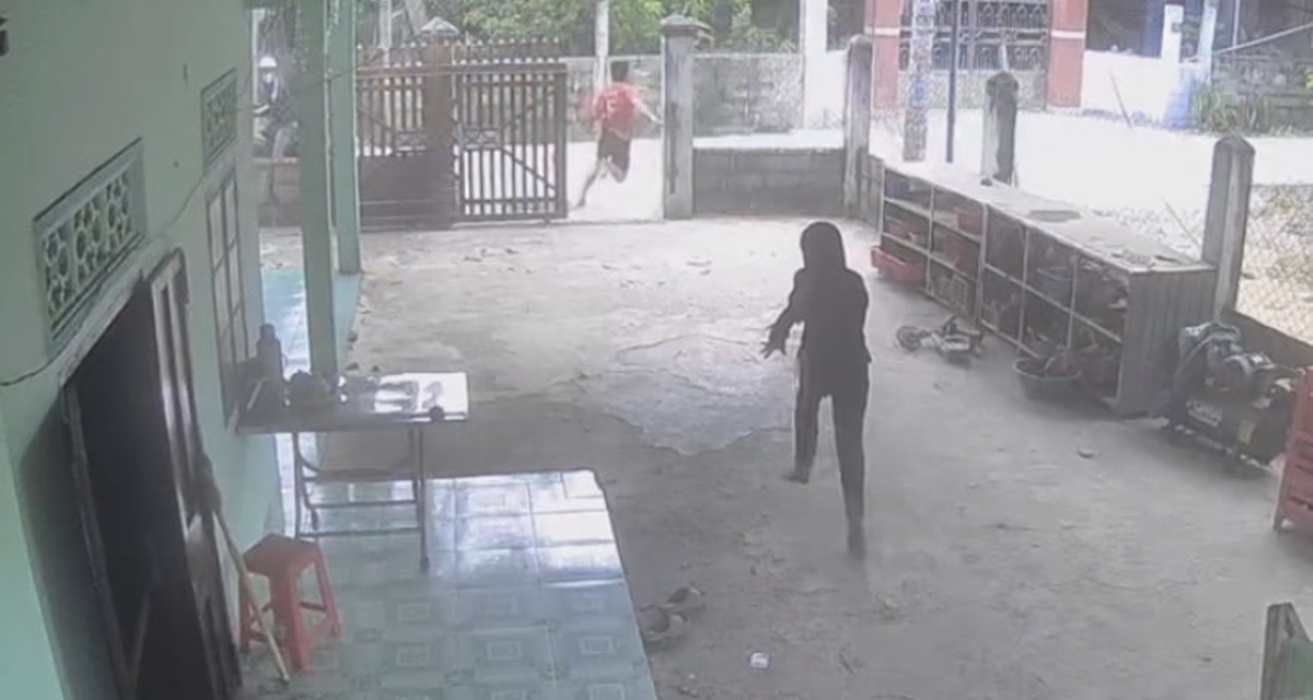 Tr&iacute;ch xuất camera vụ trộm t&aacute;o tợn v&agrave;o nh&agrave; d&acirc;n giữa ban ng&agrave;y, r&uacute;t hung kh&iacute; đe dọa chủ nh&agrave; ở L&acirc;m Đồng