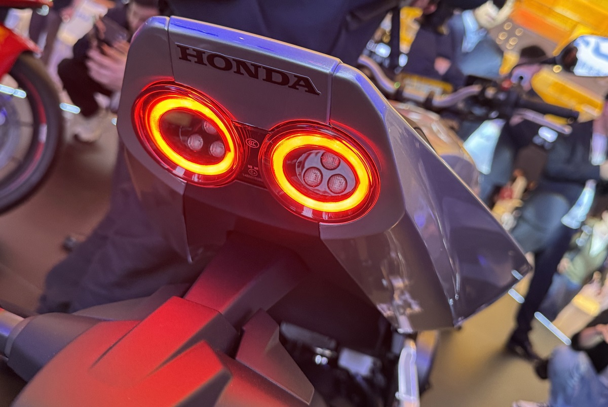 &lsquo;Huyền thoại c&ocirc;n tay&rsquo; kinh điển của Honda ch&iacute;nh thức ra mắt: Dấu ấn v&agrave;ng son, c&oacute; phanh ABS, gi&aacute; mềm