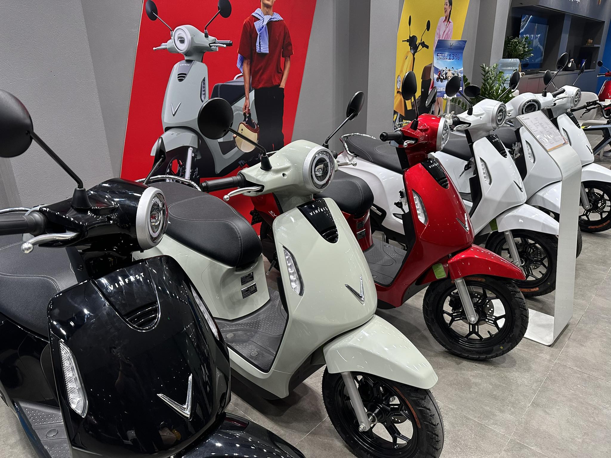 Gi&aacute; xăng dầu chiều nay 4/5: RON92 v&agrave; RON95 giảm \'kh&ocirc;ng tưởng\' từ đỉnh, VinFast Evo gi&aacute; \'mềm như b&uacute;n\'