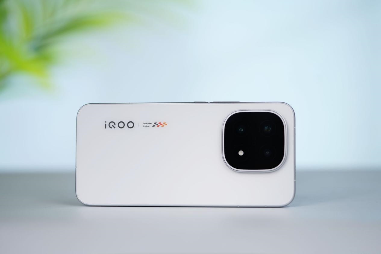 iQOO 15T lộ diện, mạnh hơn Galaxy S26 Ultra nhưng tranh ng&ocirc;i vua tầm trung với Galaxy A57