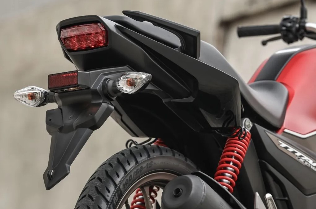 Kh&aacute;ch h&agrave;ng &ugrave;n &ugrave;n săn đ&oacute;n &lsquo;vua c&ocirc;n tay&rsquo; 160cc của Honda v&igrave; gi&aacute; qu&aacute; rẻ, thiết kế kh&aacute;c biệt Winner R v&agrave; Yamaha Exciter ảnh 4